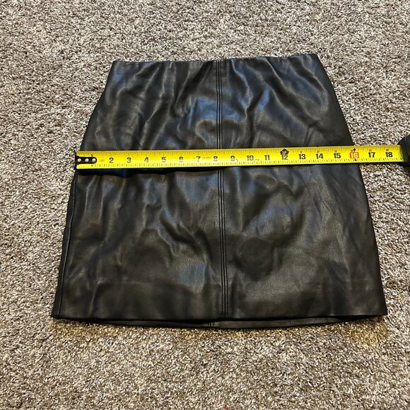 HOLLISTER Women's Faux Leather Mini Skirt Size XS In Black - Picture 4 of 8